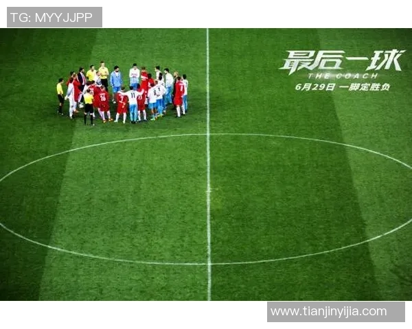 球星带娃遛弯展亲子魅力足球场上父爱与球技并行